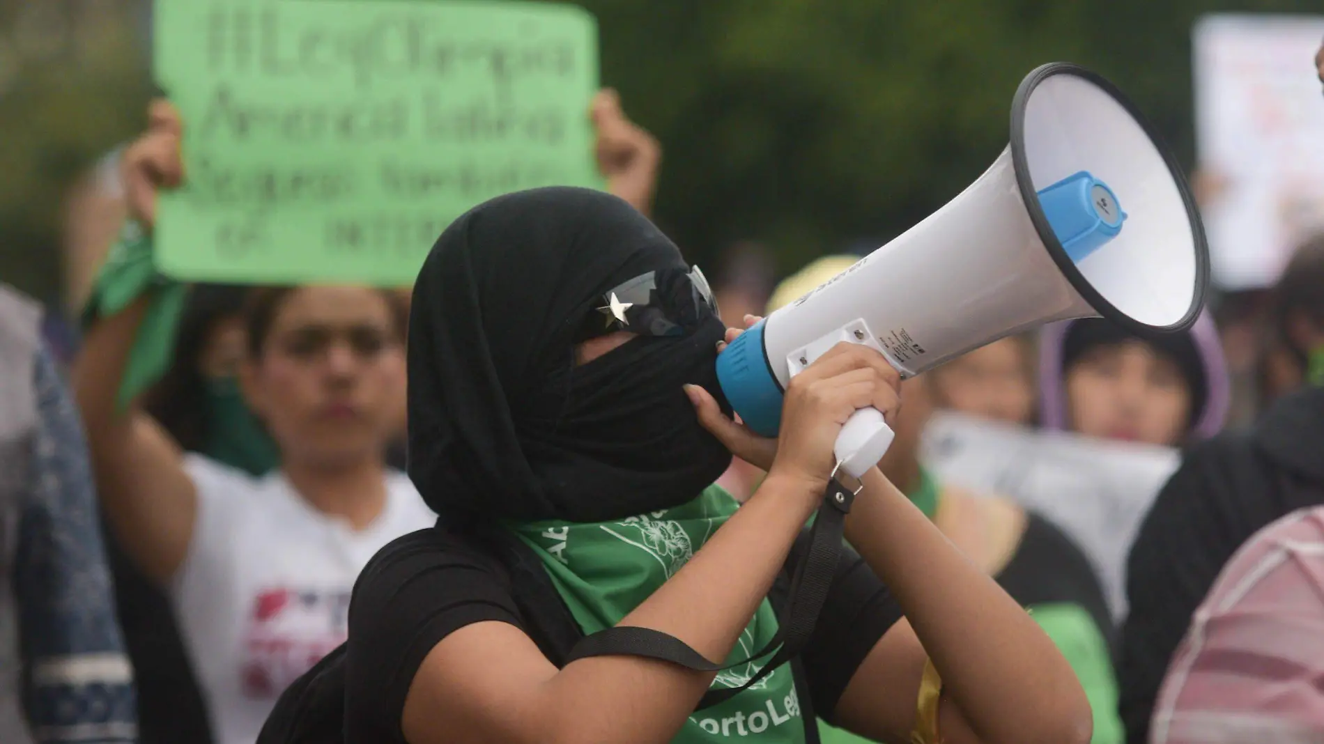 Feminista hablando por altavoz